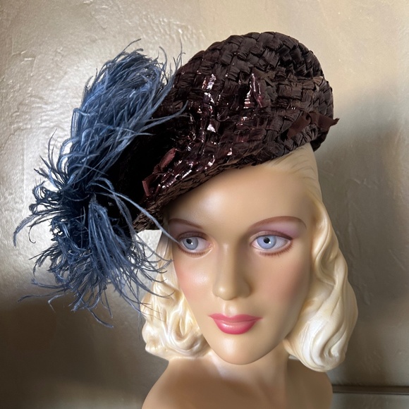 STUNNING 1940S' BROWN STRAW BERET WITH BLUE OSTRICH FEATHERS - Picture 8 of 12